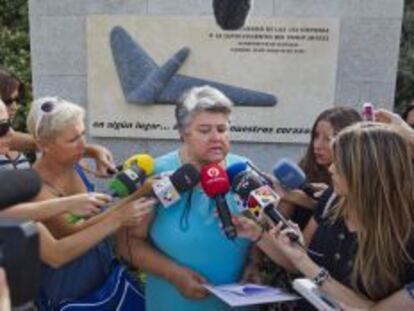 La presidenta de la Asociaci&oacute;n de Afectados del Vuelo JK5022, Pilar Vera durante un acto de homenaje en el monumento a los fallecidos. 