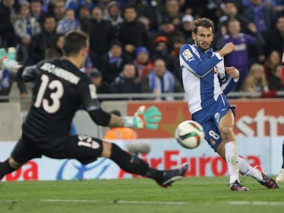 Stuani chuta sobre Herrer&iacute;n, portero del Athletic.