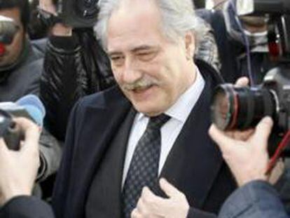 El expresidente de Caja Castilla-La Mancha (CCM) Juan Pedro Hernández Moltó (c), atiende a la prensa a las puertas de la Audiencia Nacional donde ha declarado como imputado