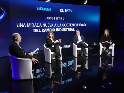 Encuentro de debate El País-Siemens. En la imagen, desde la izquierda, Miguel Jiménez, subdirector de El País, Mari Paz Robina, presidenta de Michelin España-Portugal, Miguel Ángel López, consejero delegado de Siemens España y Marieta del Rivero, presidenta no ejecutiva de Onivia.