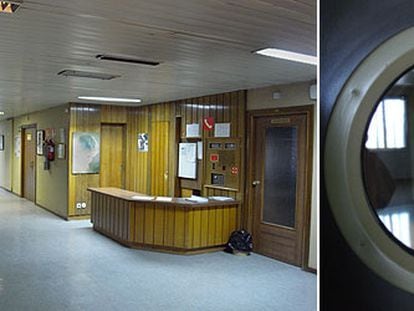Un control de enfermería vacío en la planta cuarta del edificio principal del hospital Gómez Ulla. A la derecha, una puerta de la misma planta.