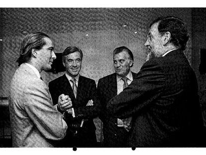 Gonzalo Urquijo (a la izquierda) conversa con Rajoy en presencia de Acebes y Bárcenas.