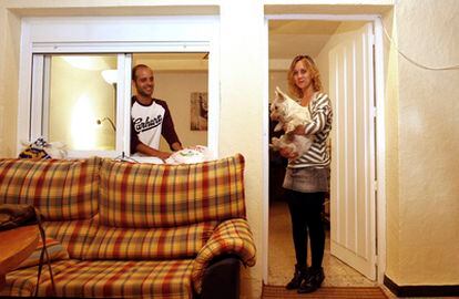 Mireia y José en su casa de Majadahonda.