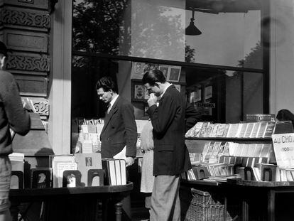 Los famosos expositores callejeros de la librería parisiense Gibert Jeune, en una fotografía de 1951.