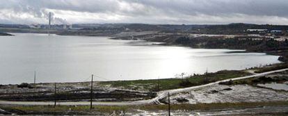 El inmenso lago artificial de As Pontes está ya a la mitad de su capacidad por el agua desviada del río Eume