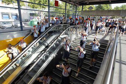 Un numeroso grupo de 'scouts' entra en la estación de Alcorcón Central para ir a visitar la capital.