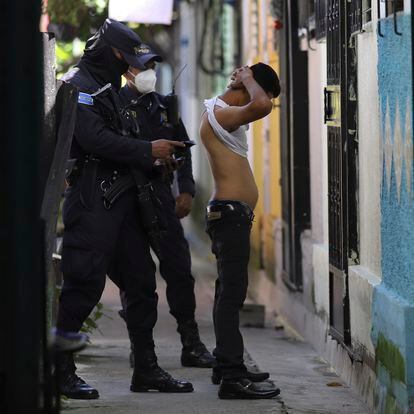 La policía catea y revisa los documentos de un hombre en la comunidad de Kiwanis, en Soyapango (El Salvador), el 16 de agosto.