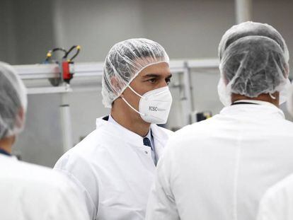 Pedro Sánchez dureante su visita a las instalaciones de la farmacéutica Rovi.