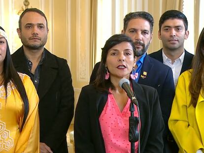 Irene Vélez, ministra de Minas y Energía de Colombia, acompañada de su gabinete en el palacio presidencial.