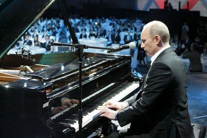 Putin toca el piano durante un concierto benéfico en San Petesburgo.