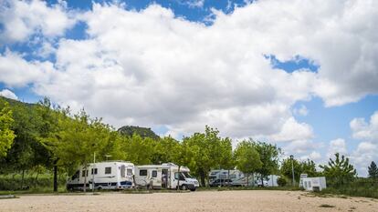 Autocaravanas estacionadas en el área de Doña Mencia, en la Subbética Cordobesa.