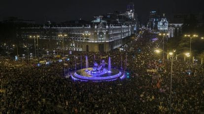 La manifestación de Madrid por el 8 de Marzo, a su paso por la Plaza de Cibeles.