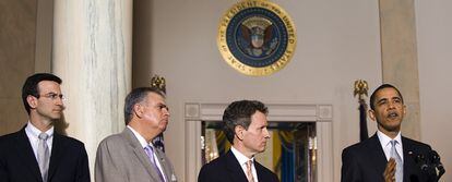 De izquierda a derecha, el jefe de la Oficina de Presupuesto de EE UU, Peter Orszag; el secretario de Transportes, Ray LaHood; el secretario del Tesoro, Timothy Geithner, y el presidente, Barack Obama, ayer en la Casa Blanca.