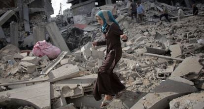 Una mujer entre restos en Gaza en julio de 2014.