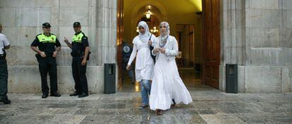 Dos mujeres musulmanas, a su salida del Ayuntamiento de Tarragona