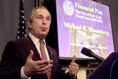 Michael Bloomberg presenta los presupuestos municipales en la alcaldía de Nueva York en 2002.