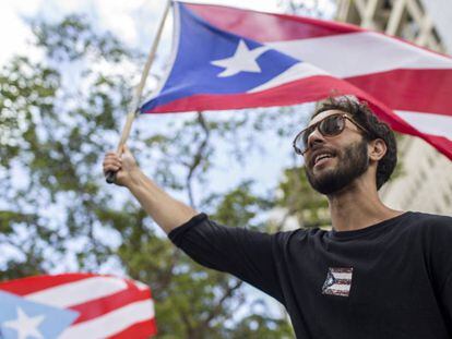 Un manifestante porta una bandera puertorriqueña, la semana pasada, en San Juan.