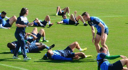 Jara Cuenca, entre los jugadores del CD Leganés, en un entrenamiento del equipo.