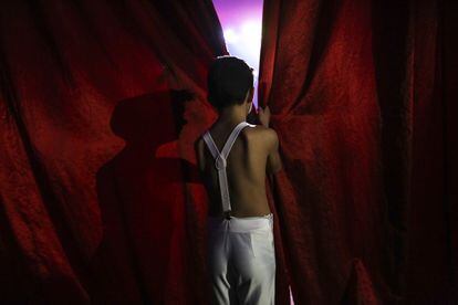 Uno de los integrantes más pequeños del Circo Gottani, tras una cortina.