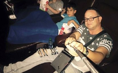 Yunieski Marcos y su hijo Kevin en un cine de Laredo, EE UU.