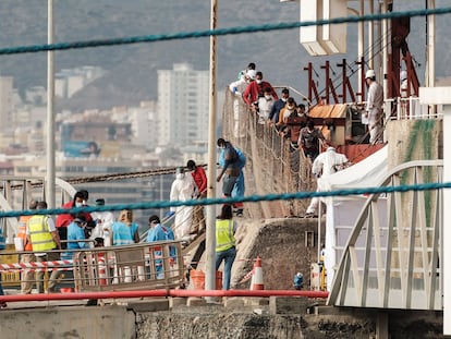 Llegada del carguero 'Ever Grace' el pasado 11 de agosto al puerto de Las Palmas de Gran Canaria con los 30 supervivientes de la patera que rescató a la deriva.