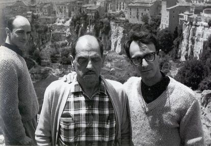 Luis Buñuel y Carlos Saura en Cuenca en 1960. En segundo plano, Antonio Saura, hermano del cineasta.