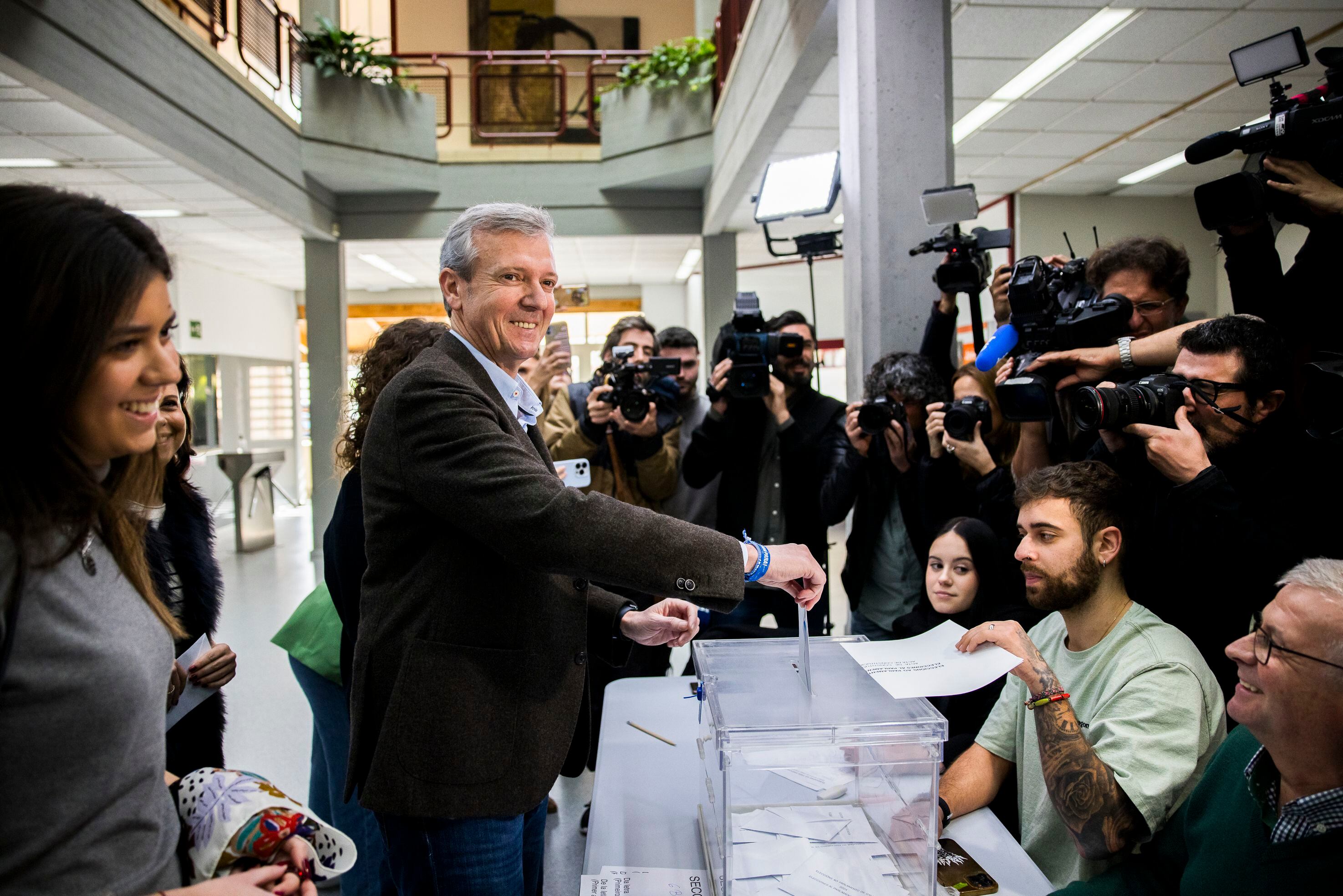 El presidente de la Xunta de Galicia y candidato a la reelección por el Partido Popular, Alfonso Rueda, votaba en Pontevedra este domingo.