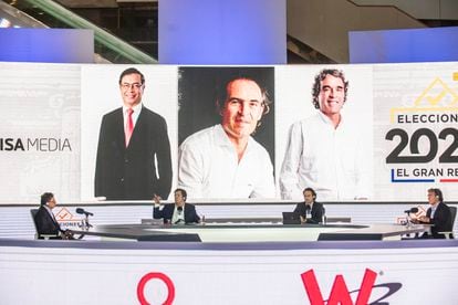 The three candidates in the Prisa Media debate: Gustavo Petro, Roberto Pombo (host), Federico Gutiérrez and Sergio Fajardo.