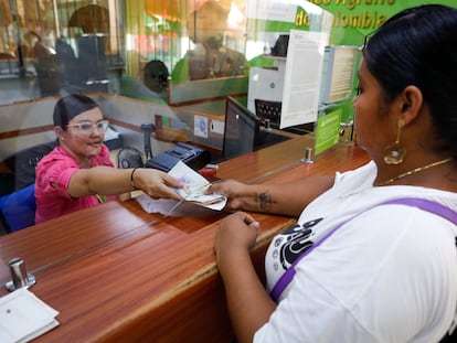 Una mujer recibe dinero en efectivo en una sucursal del Banco Agrario de Colombia, en una imagen compartida por el Departamento de Prosperidad Social.