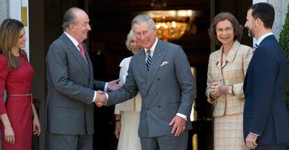 La entonces princesa Letizia, el rey Juan Carlos I, la reina Sofía y el príncipe Felipe durante la visita oficial a España de Camila, entonces duquesa de Cornualles, y Carlos, príncipe de Gales, en marzo de 2011. 