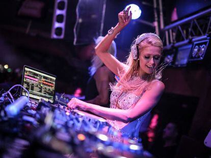 Paris Hilton pinchando en la fiesta 'Foam and Diamonds' de Ibiza.