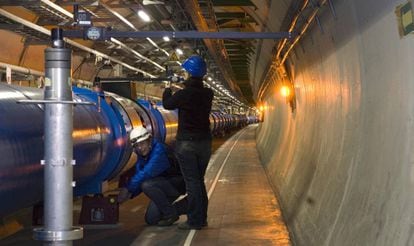Dos trabajadores del CERN, a las afueras de Ginebra (Suiza), en el acelerador de partículas que permitió descubrir el bosón de Higgs.