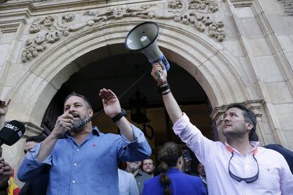El presidente de Vox, Santiago Abasca, a la izquierda, durante un acto de precampaña el pasado jueves en la plaza San Marcelo de León.
,