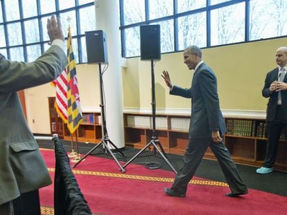 Obama anda sin zapatos en la mezquita de Baltimore