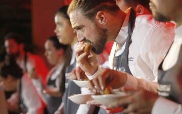 El camarero Meléndez prueba una croqueta en una de las pruebas del concurso.