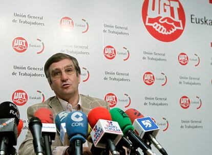 El secretario general de UGT-Euskadi, Dámaso Casado, durante su rueda de prensa de ayer en Bilbao.