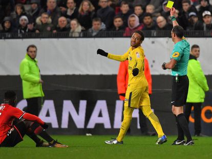Neymar es amonestado durante el partido del PSG ante el Rennes.