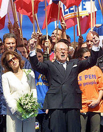 Le Pen y su esposa, Jany, en la manifestación del Frente Nacional.
