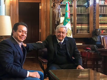 Andrés Manuel López Obrador, junto al líder de Morena, Mario Delgado