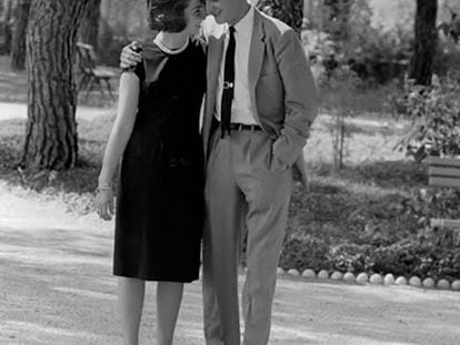 En varias ocasiones retrató el fotógrafo italiano Settimio Garritano a los entonces Príncipes de España en la Zarzuela. La cercanía que consiguió se aprecia en las escenas del paseo de la pareja, en 1964.