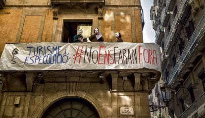 Protesta veïnal contra pisos turístics il·legals a Barcelona, el 2017.