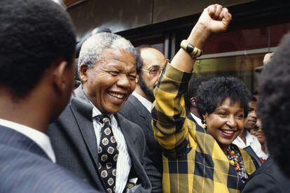 Nelson y Winnie Mandela a la salida de un tribunal de Johanesburgo en 1991, tras la apelaci&oacute;n que redujo a una multa la pena de c&aacute;rcel para Winnie por secuestro. 