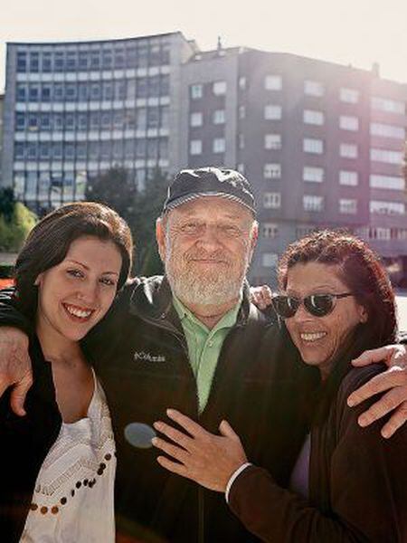 Lucía Mundstock, a la izquierda, con sus padres: Marcos Mundstock y Laura Glezer, fotografiados en Oviedo en 2015. FEDE SERRA