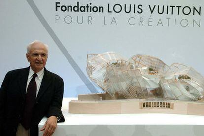 El arquitecto Frank Gehry, ante una maqueta de su edificio diseñado para la Fundación Luis Vuitton.