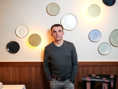 El sumiller y empresario Marcos Granda posando en su restaurante Skina de Marbella. Es dueño de cuatro restaurantes que suman cinco estrellas Michelin.