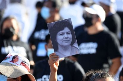 Un militante del partido de Xiomara Castro sujeta un retrato de Berta Cáceres, ambientalista hondureña asesinada en 2018.