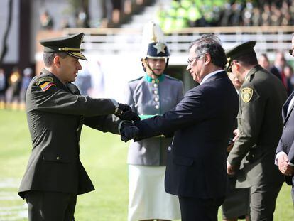 El director de la Policía Nacional de Colombia, Henry Armando Sanabria, el día de su posesión, junto al presidente Gustavo Petro, en agosto.
