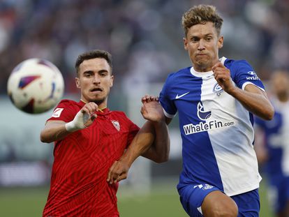 Los jugadores del Sevilla Adria Pedrosa, y Marcos Llorente del Atlético de Madrid, en un partido de pretemporada.