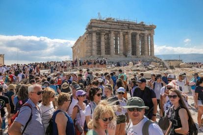 Cientos de turistas se concentran ante el Partenón, el 15 de julio.