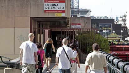 Varias personas se dirigen hacia la oficina de empleo de Azca en Madrid.